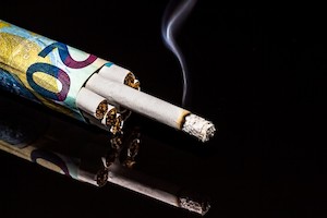 欧元笔记的香烟